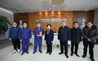 景德鎮(zhèn)市委副書記、市長胡雪梅蒞臨長虹華意慰問市勞模代表何四發(fā)