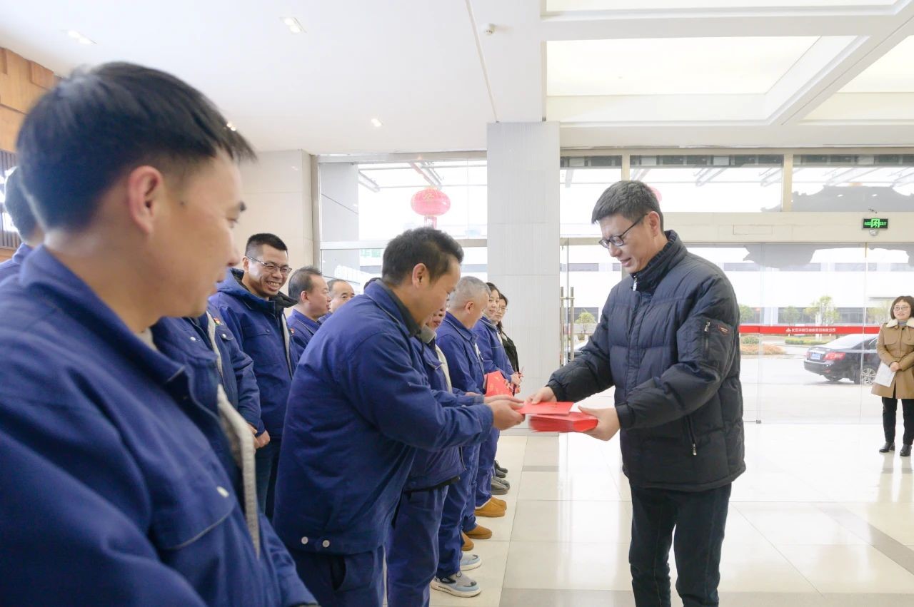 景德鎮(zhèn)市副市長、高新區(qū)黨工委書記羅文軍來公司走訪慰問
